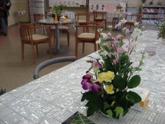 お花で飾られたテーブル